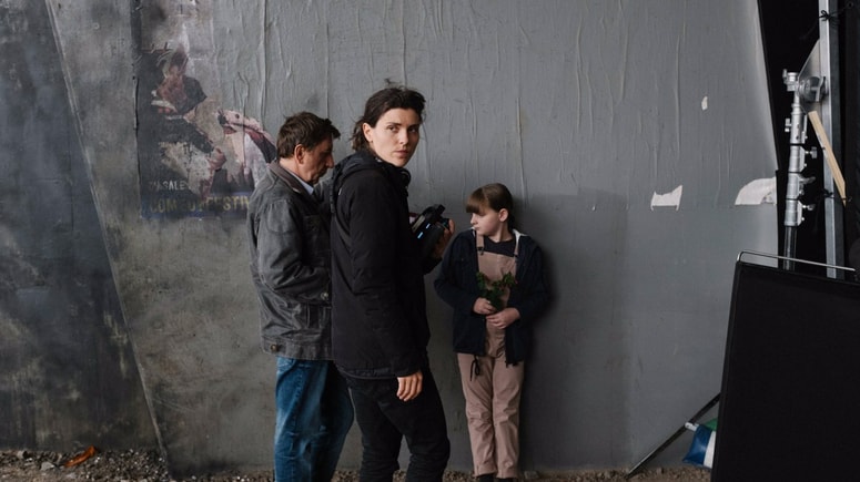 Sara Kern z Gregorjem Bakovićem in Loti Kovačič na snemanju filma Moja Vesna