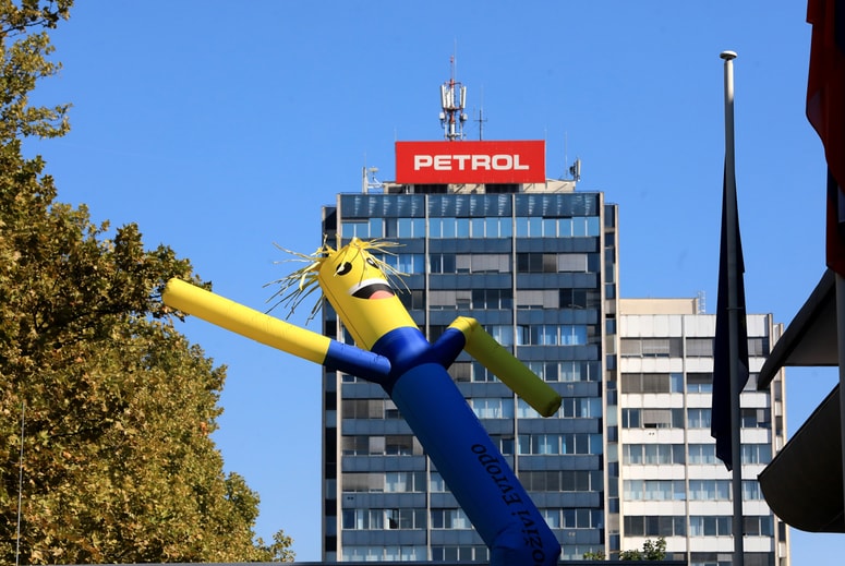 Skupina Petrol je lani, predvsem zaradi vladne regulacije cen naftnih derivatov, poslovala s tremi milijoni evrov izgube, prejemki uprave, tudi variabilni, pa so se celo povečali. 