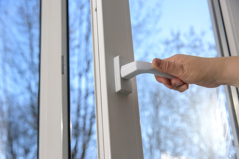 Glavna fotografija članka:Premagovanje zimskega izziva: Kako prezračevati dom brez nepotrebnega hlajenja?