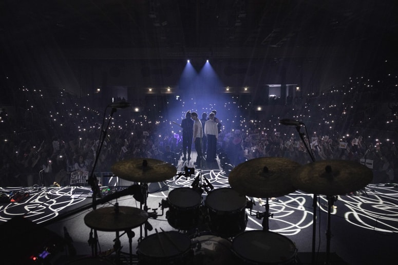 Glavna fotografija članka:(FOTO) Joker Out v dvorani Tabor: Najstnice z darili zasule svoje ljubljence, na vhodu prizori iz Pamplone