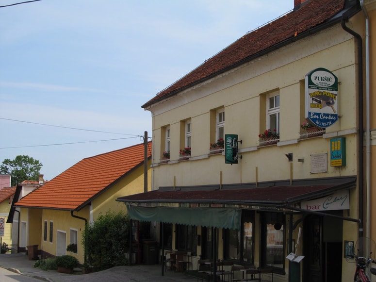 Spominska plošča na nekdanji Kraigherjevi hiši pri Sveti Trojici 