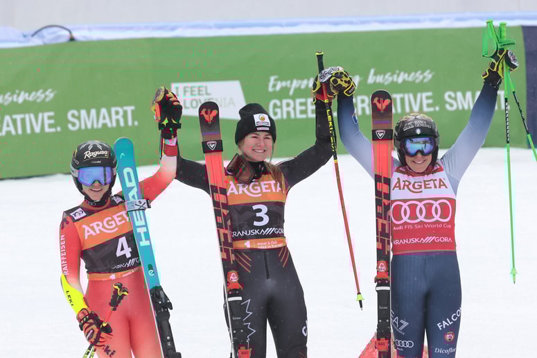 Najboljše tri na veleslalomu. Z magovalkaValerie Grenier (v sredini), druga Lara Gut-Behrami (levo) in tretja Federica Brignone.