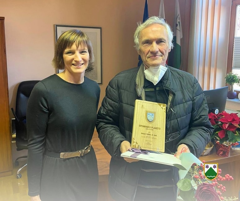 Županja Petra Vrhovnik se je Marjanu Colariću ob upokojitvi zahvalila s spominsko plaketo.