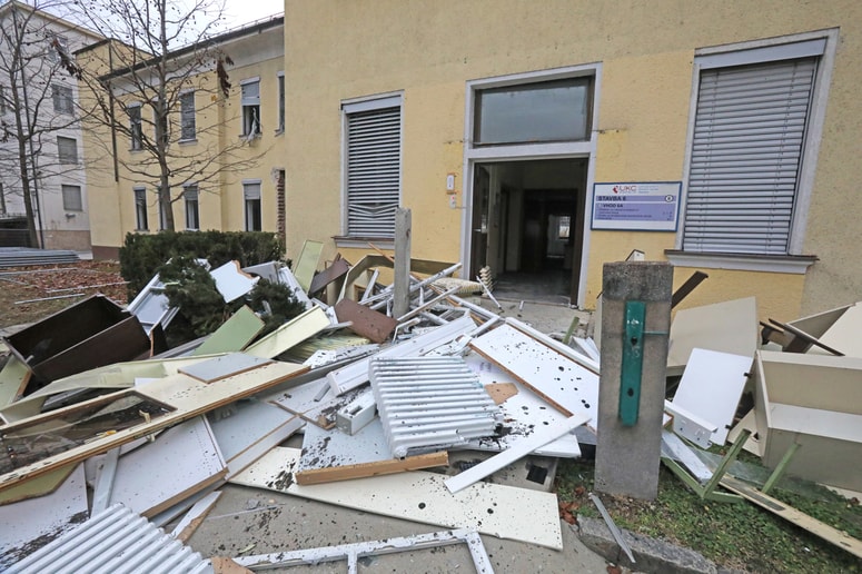 Te dni iz stare stavbe odstranjujejo stavbno pohištvo, instalacije in drugo opremo. 