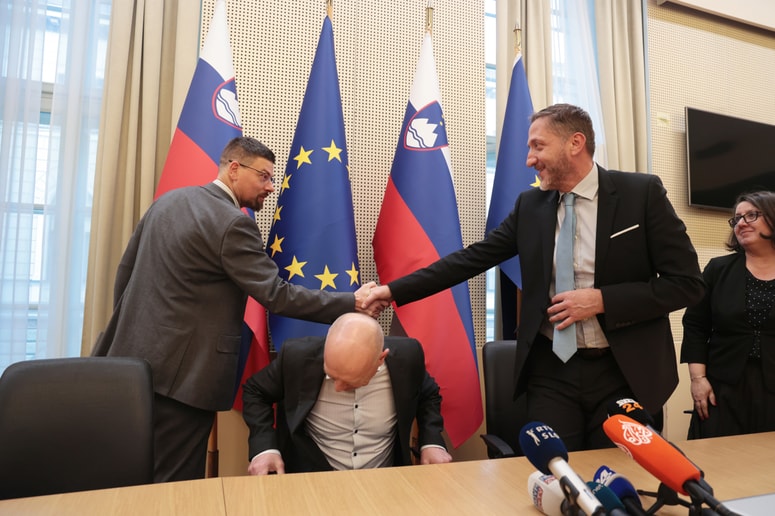 Še en dogovor med vlado in sindikati javnega sektorja je pod streho.
 