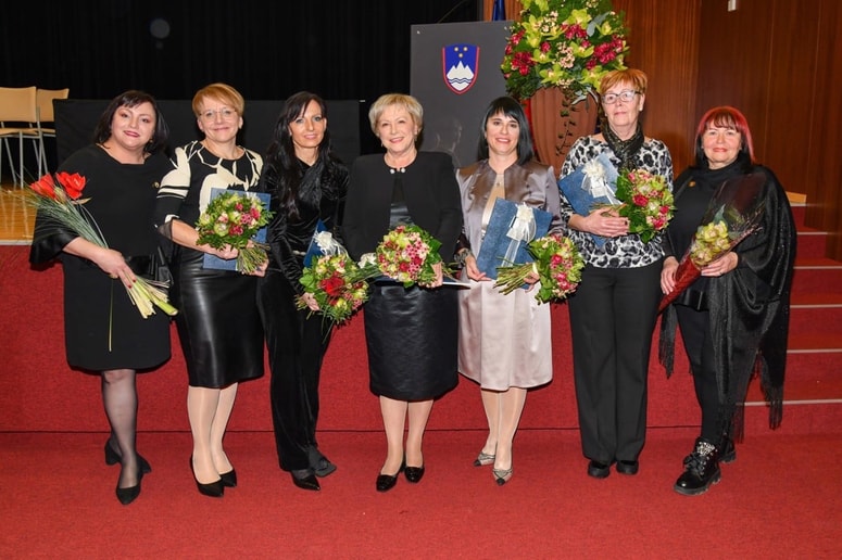 Od leve: Ksenija Pirš, predsednica društva, Danica Sirk, predstojnica organizacijske enote Patronažno varstvo Zdravstvenega doma dr. Adolfa Drolca Maribor, Cvetka Krel, prof. dr. Danica Železnik, doc. dr. Mojca Dobnik, Sonja Vogrin, Milena Frankič, predsednica Komisije za priznanja pri društvu
