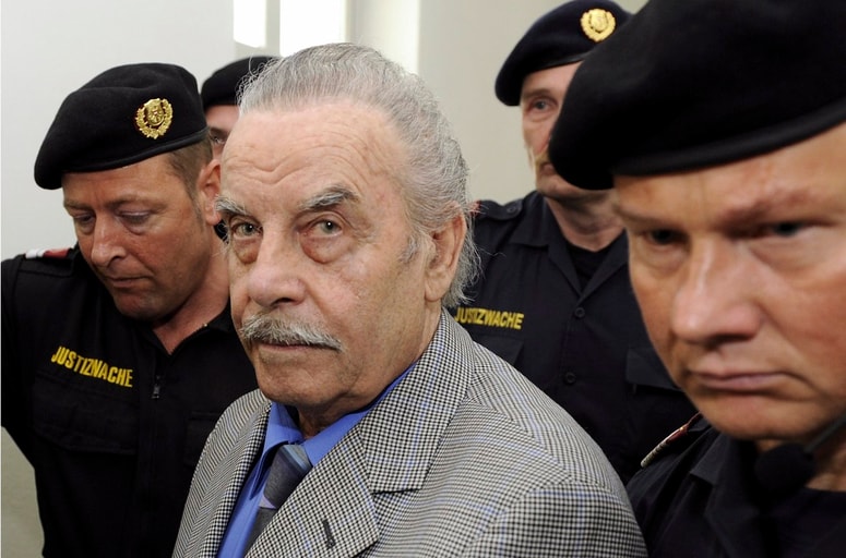 Josef Fritzl malo pred izrekom obsodbe. Danes ima 88 let in demenco ter, po besedah njegove odvetnice, izkrivljeno realnost.   