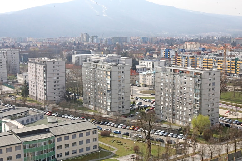Večstanovanjska stavba mora imeti upravnika, če ima več kot dva etažna lastnika in več kot osem posameznih delov. 