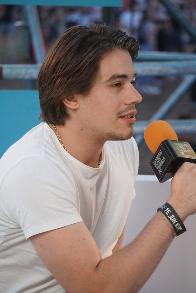 Bojan pravi, da v njegovem stanovanju ni ničesar zares dragega in "fensi". 