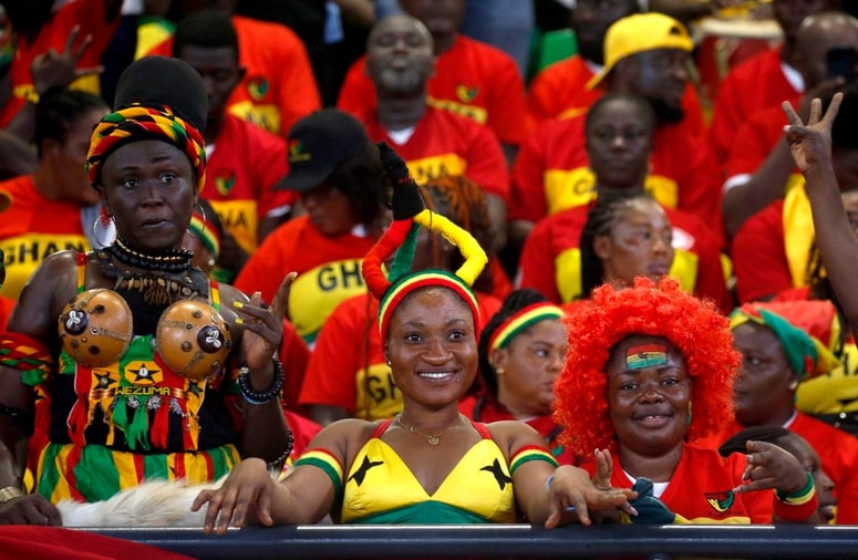 Afriški pokal narodov je znan tudi po barvitosti na tribunah. In navijači(ce) so že v nizkem startu ... 