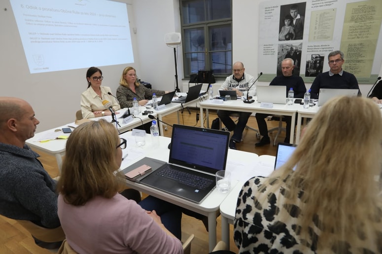 Županja Urška Repolusk je zaradi nesklepčnosti sejo predčasno zaključila. 