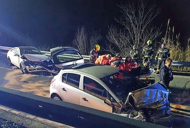 Voznik mercedesa je v Hrvatinih v ovinku zapeljal na nasprotno stran ceste in čelno trčil v opel corso.