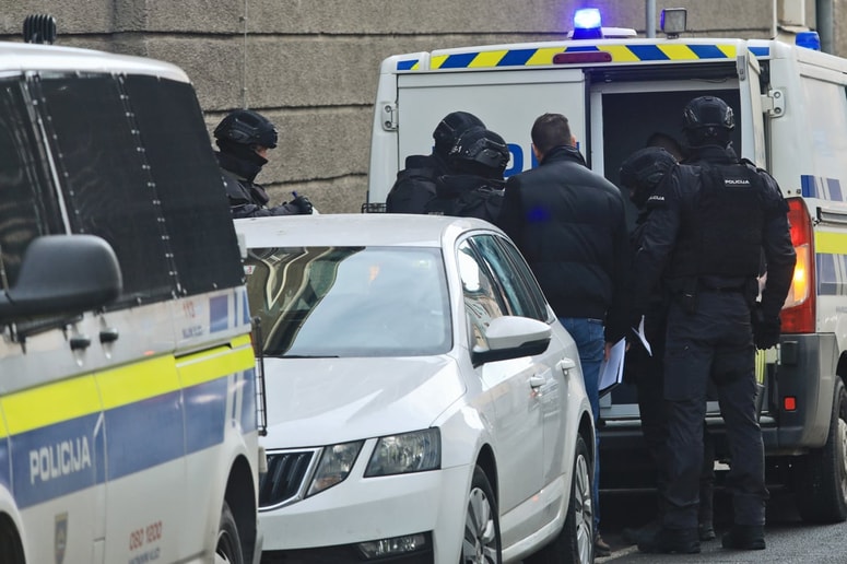 Enega od osumljenih so prestregli v prometu, ga potegnili iz bele škode in ga aretirali sredi mesta v bližini zaporov, na očeh javnosti. 