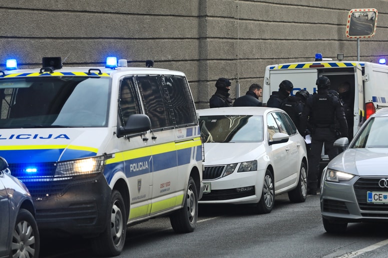 Enega od obtoženih so prestregli v prometu, ga potegnili iz bele škode in ga aretirali sredi mesta v bližini mariborskih zaporov, na očeh javnosti. 