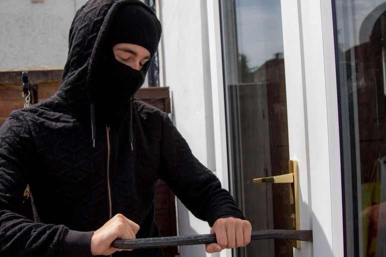 Operativno komunikacijski center Policijske uprave Maribor je bil obveščen o štirih vlomnih tatvinah v hiše in stanovanje.