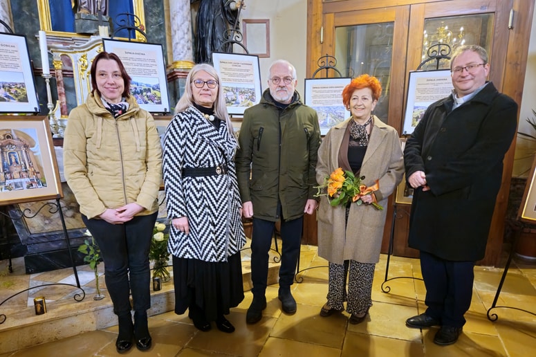 Lilijana Urlep (z leve), podžupanja
Občine Šentilj Lidija Šarić, Günter Simmerl, Anita Kirbiš, župnik Igor Ignacij Novak 