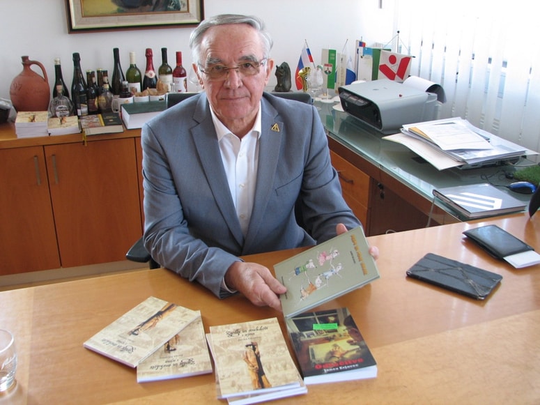 Direktor Pomurskega sejma Janez Erjavec ima pripravljeno vsebino za dve novi knjigi. 