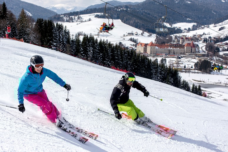 Smučišče Grebenzen v St. Lambrechtu, v ozadju istoimenski dominikanski samostan 
