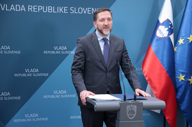 Glavna fotografija članka:(REKLI SO) Ekonomist Bogomir Kovač o ljudskih obveznicah: Smo država čudaških varčevalcev