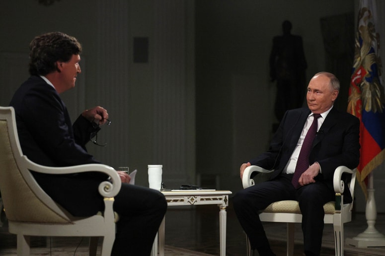 Putin in Carlson v Kremlju.