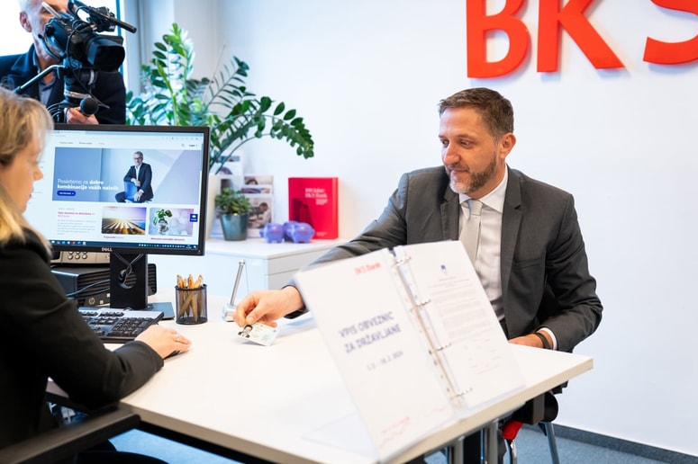 Finančni minister Klemen Boštjančič ob včerajšnjem vpisu obveznic za državljane. 