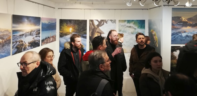 Na otvoritvi razstave v izolski galeriji Plac Izolanov se je Tadeju Cerkveniku (drugi z desne) pridružil tudi njegov mentor, znani koprski fotograf Jaka Ivančič (desno), ki si je s svojimi krajinskimi fotografijami prislužil že številna priznanja. 