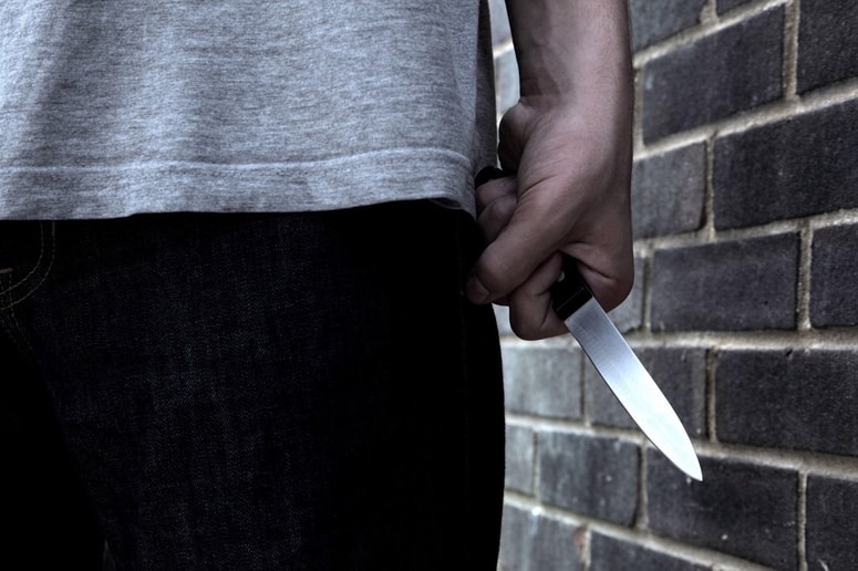 Napadelc je žensko poškodoval z nožem.