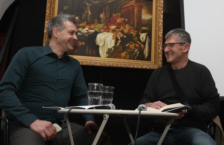 Tomaž Zupančič alias Avgust Demšar (desno) je na predstavitev pripeljal tudi sliko, ki jo je uprabil v svojem novem romanu. Ob njem Nino Flisar.