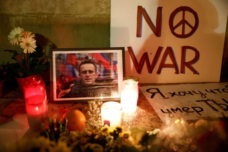 Po Evropi so se ljudje nocoj zbirali v čast in spomin Navalnemu, ki je umrl v petek v ruski ječi.  