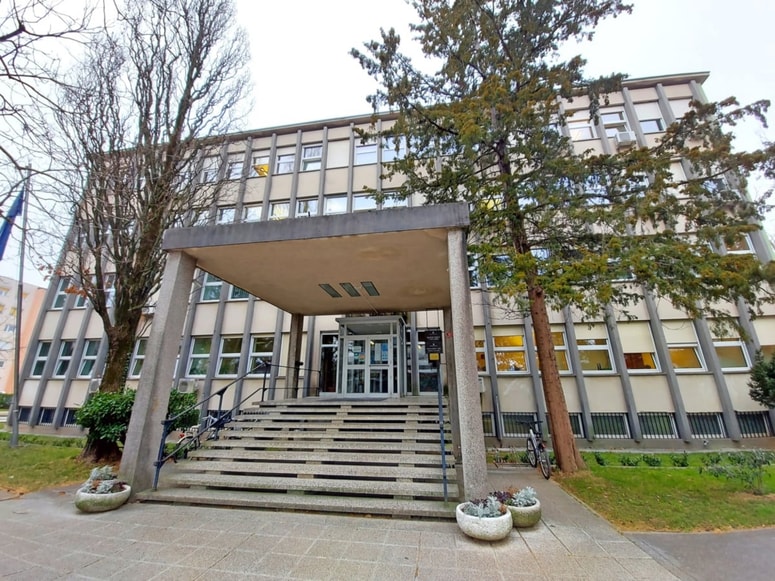 Novogoriško okrožno sodišče je razpisalo predobravnavni narok zaradi poskusa uboja. 