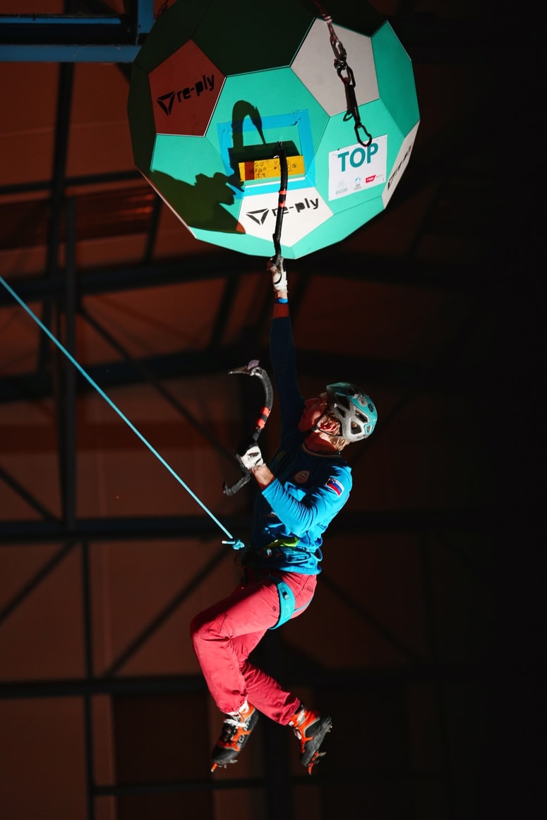 Glavna fotografija članka:(POGOVOR) Korošec Gregor Šegel, ki s cepinom v rokah in derezami na nogah premika meje