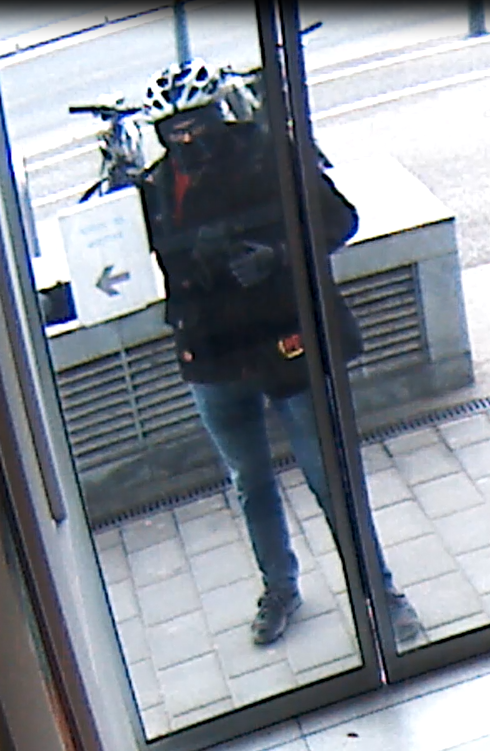 Fotografija zamaskiranega roparja bančne poslovalnice v bližini Titove ceste v Mariboru