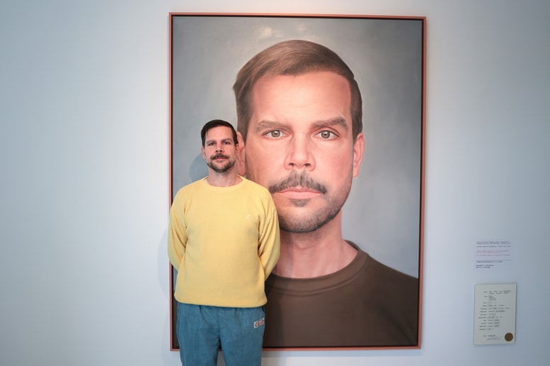 Slika Avtoportret je umetnikova last do konca življenja, saj je neprenosljiva in je ni mogoče kupiti. Kot vozniško dovoljenje ali osebna izkaznica, razlaga vizualni umetnik in oblikovalec The Miha Artnak. 