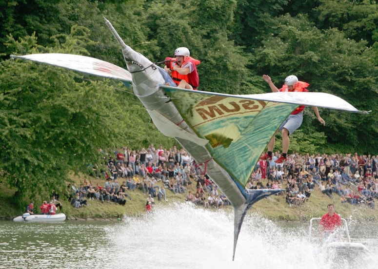 Glavna fotografija članka:(ZEMLJEVID) V Maribor prihaja spektakel Red Bull Flugtag: Kje bodo zapore prometa in kje dodatna brezplačna parkirišča?