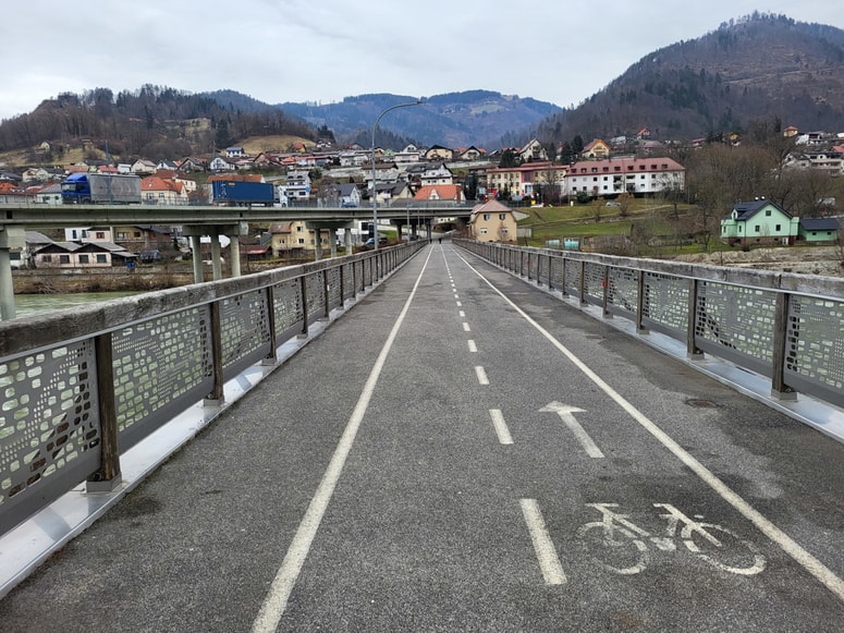 Glavna fotografija članka:Radi bi jih zadržali doma: Mladim družinam in podjetnikom bodo subvencionirali komunalni prispevek in obrestno mero