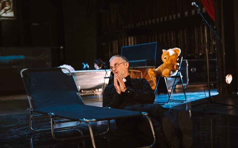 Vladimir Vlaškalić kot svetohlinec Tartuffe 