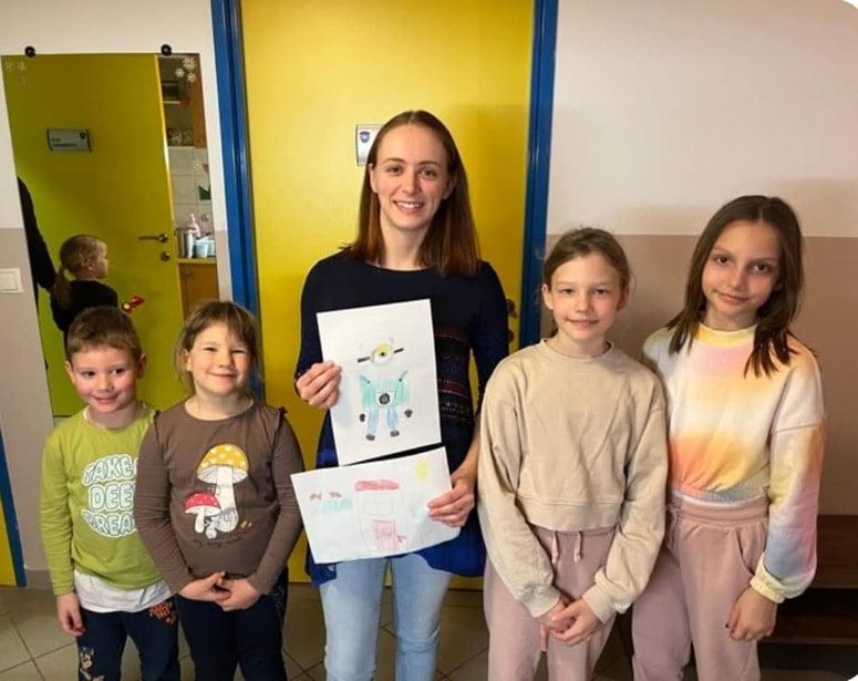 Mlada avtorica Kaja Firm je predstavila svojo knjigo. 