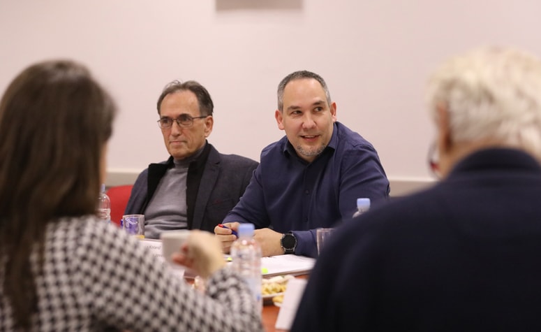 V odsotnosti predsednika sveta UKC Maribor je sejo ponovno vodil podpredsednik, predstavnik zaposlenih Luka Kolarič. 