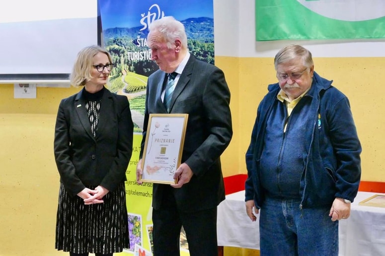Janja Viher, bo predsednica ŠTZ dve leti, s podpredsednikom Stanislavom Kozarjem, ki je prejel tudi priznanje, in Marjanom Malekom, namestnikom predsednice 