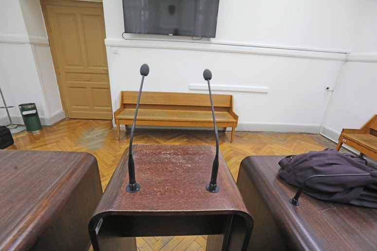 Tožilka je v pritožbi na višje sodišče vztrajala, da je otipavanje po intimnih delih telesa spolno dejanje in ne zgolj nedostojno in neprimerno ravnanje, ki ne bi dosegalo praga kaznivosti.