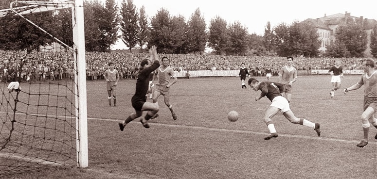 Milan Arnejčič je na kvalifikacijski tekmi za uvrstitev v drugo zvezno ligo julija 1961 v Ljudskem vrtu proti Uljaniku Pulj (2:0) z glavo zabil prvi gol. 