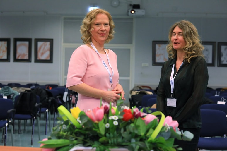 Predsednica organizacijskega odbora srečanja Jerneja Vidmar in predstojnica oddelka Minja Gregorič 