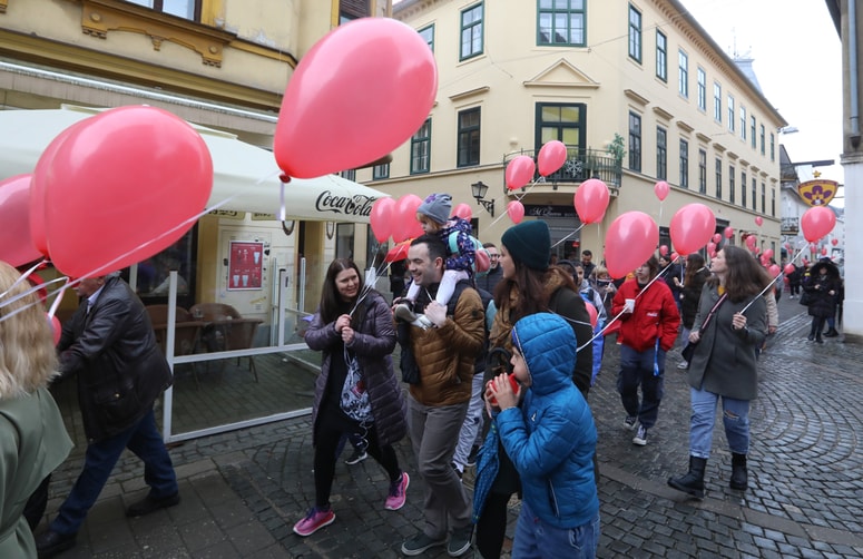 Glavna fotografija članka:(FOTO) Rdeči baloni sredi Maribora: "To je ljubezen na milijon načinov. Posebni otroci gradijo ceste od srca do srca"