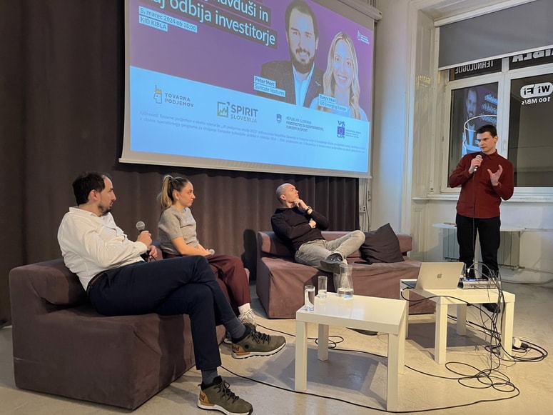 Peter Merc, Suricate Ventures, in Tunya Irkad, 500 Emerging Europe, sta v družbi Urbana Lapajneta, Tovarna podjemov, z zanimanjem prisluhnila podjetniškim idejam.