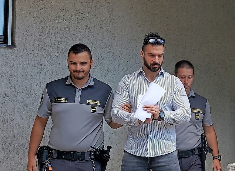 Gera Mladenov (med pravosodnima policistoma) je v priporu že dobri dve leti.