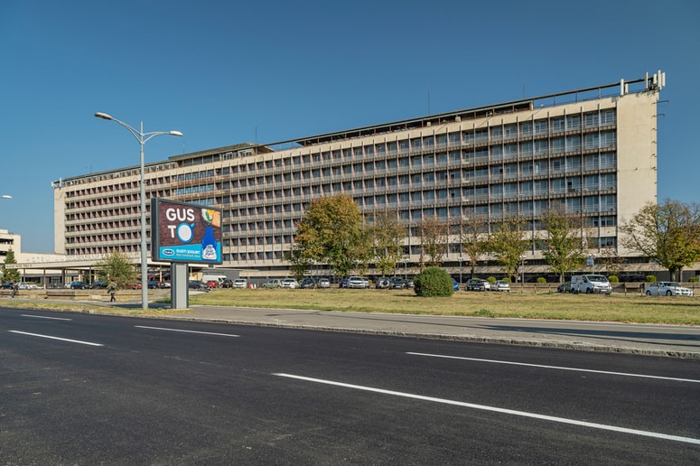 Hotel Jugoslavija stoji na obrežju Donave v Novem Beogradu.
