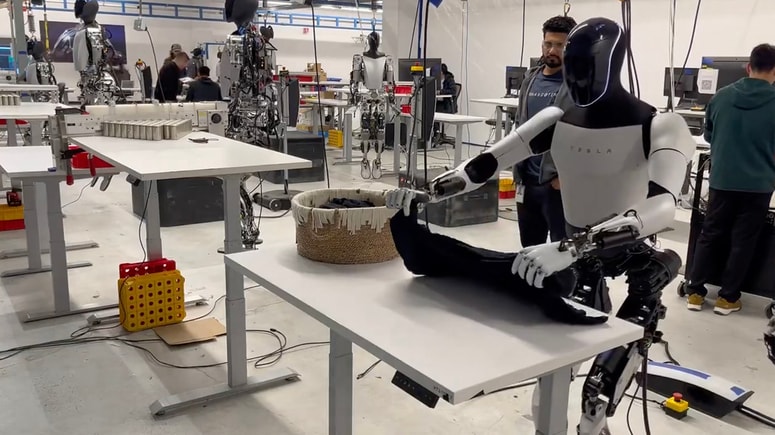 Zadnjo različico humanoidnega robota Tesla Optimus so naučili tudi zlaganja majic.