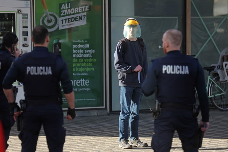 Kot so povedali očividci, je mlajši moški popoldne začel groziti mimoidočim z nožema.