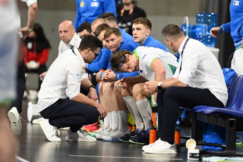 Kapetan Jure Dolenec si je na tekmi proti Braziliji zvil gleženj.