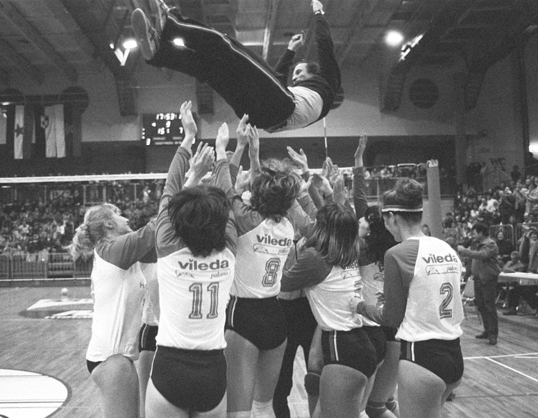 Mariborske odbojkarice so si po osvojitvi naslova jugoslovanskih prvakinj marca 1985 dale duška; trener Edi Dolinšek se je znašel v zraku. 